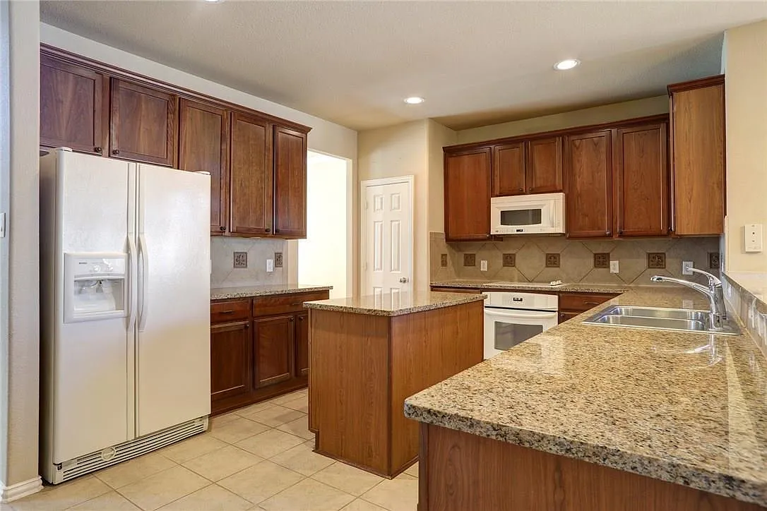 4 bed, 3.5 bath, 3489 sqft, $2,895 — Photo 4