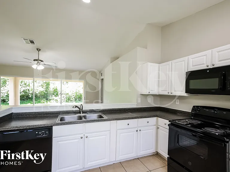 915 Kanuga St E — Photo 8