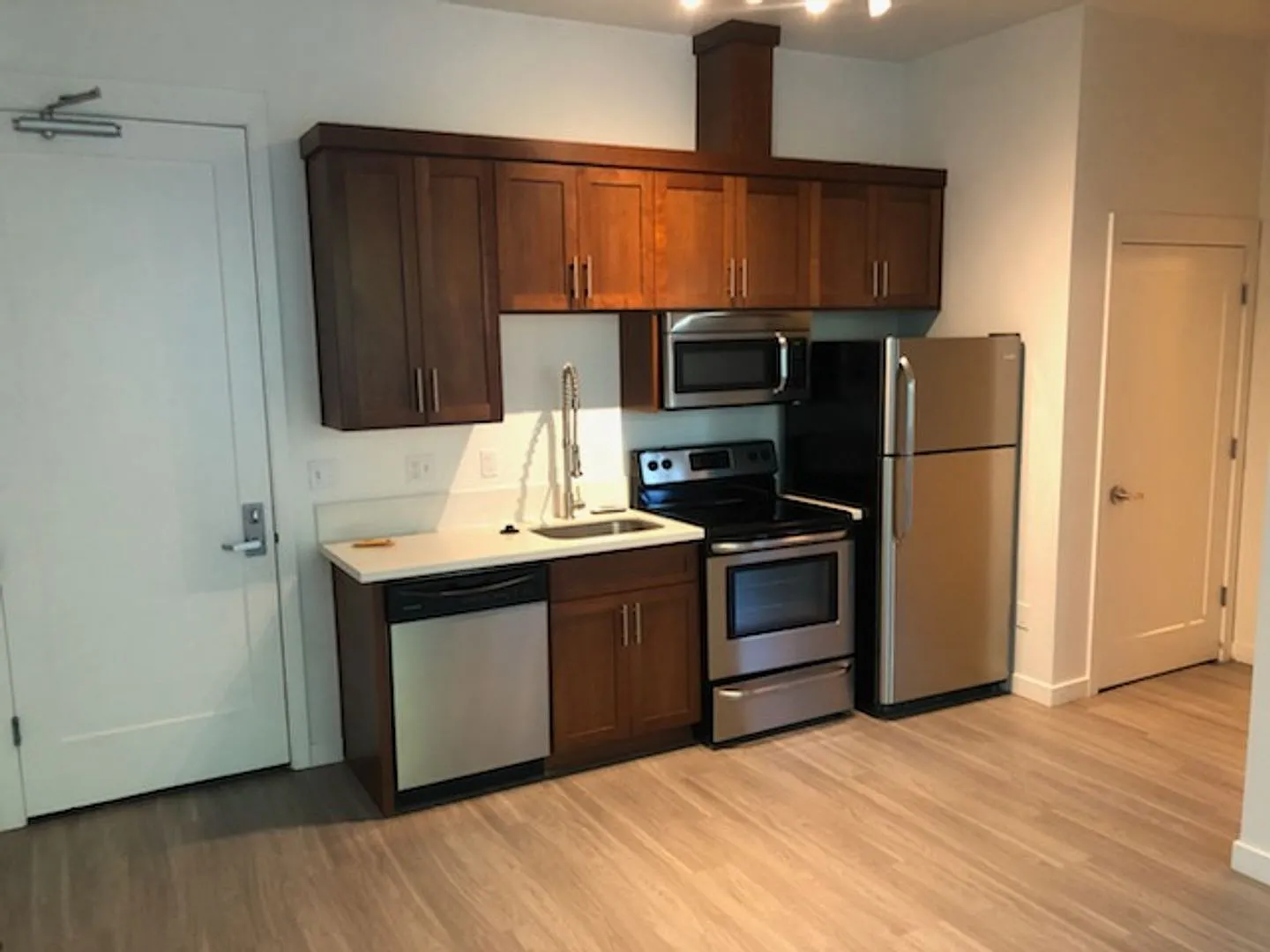 1 Month Free Rent! $0 Deposit W/ Approved Credit — Photo 2