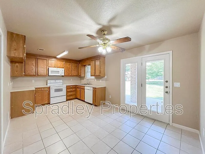 3 bed, 2.0 bath, 1369 sqft, $1,650 — Photo 4