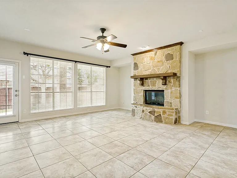 1148 Amy Dr — Photo 3