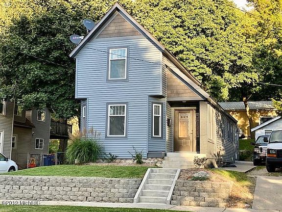 2nd image of 806 Prospect Ave NE