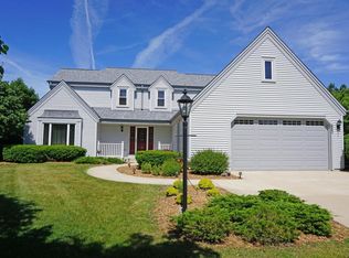 653 Briarcliff Ct, Hartland, WI 53029