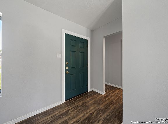 5th image of 412 Marilyn Dr