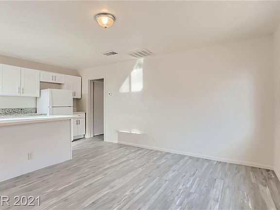 3rd image of 385 N 15th St #3
