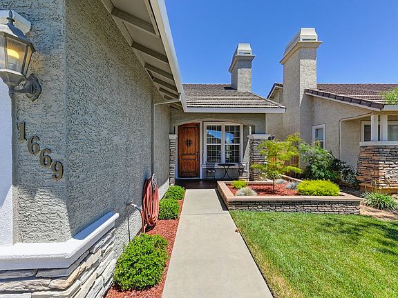 3rd image of 1669 Calabasa Dr