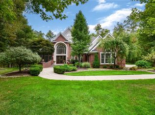 7150 Fox Ledges Ln, Chagrin Falls, OH 44022