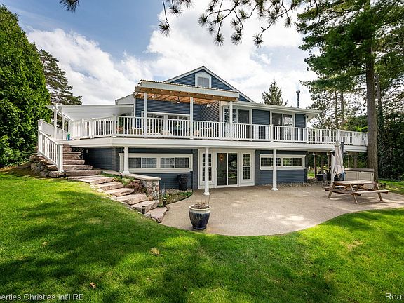 3rd image of 900 Indianwood Rd