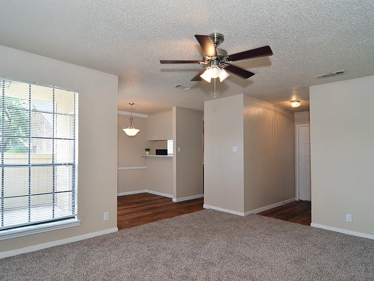 Woodbridge Crossing Apartments — Photo 15
