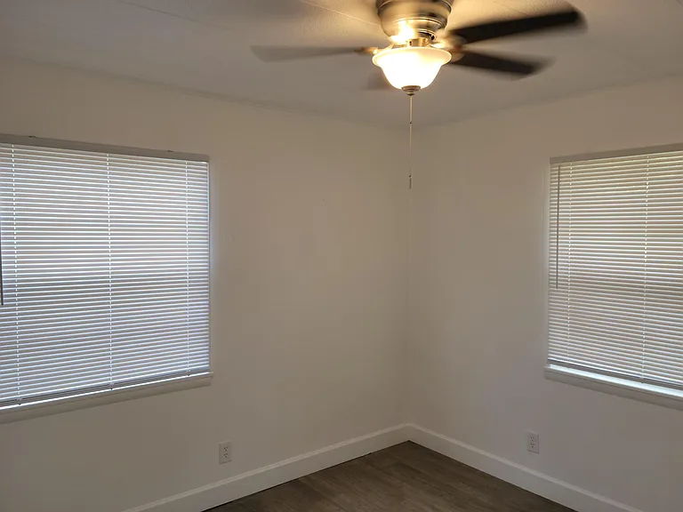 909 W Circle St — Photo 9