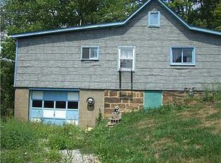 525 Fallecker Rd, Butler, PA 16002