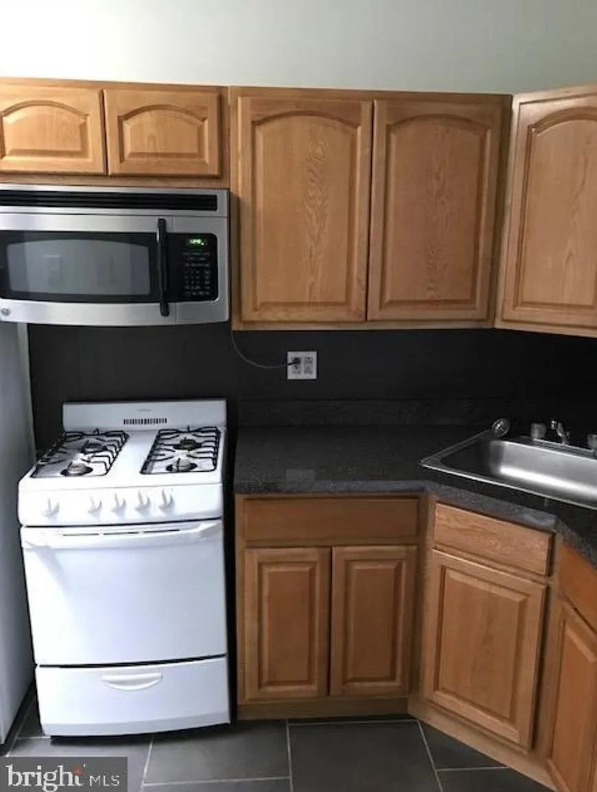 2 bed, 1000 sqft, $1,600 — Photo 2