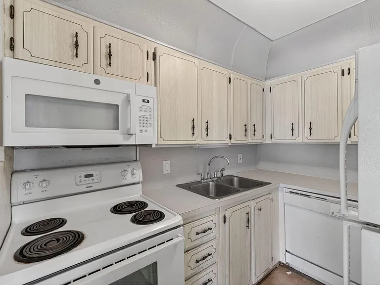 841 SW 18th Ct — Photo 22