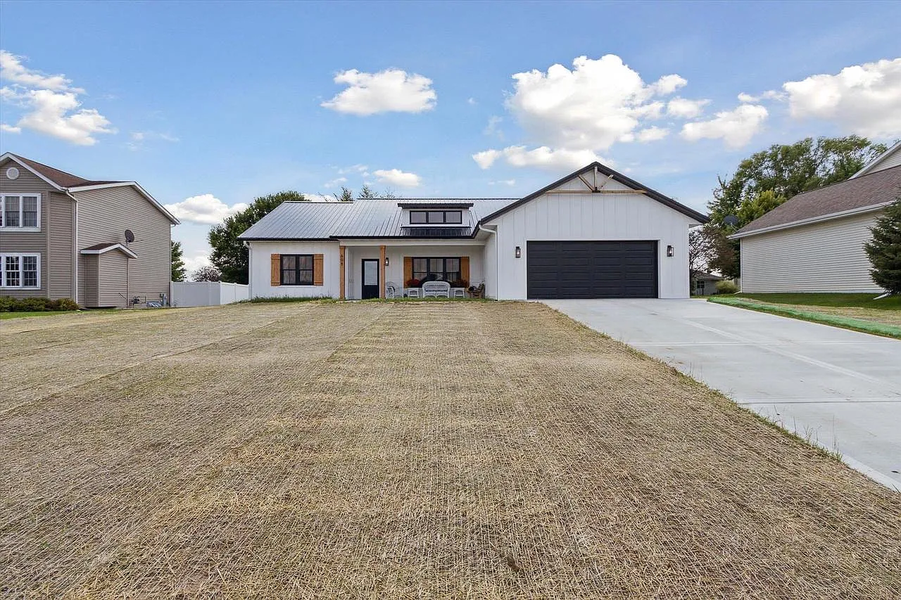 608 Bretts Way photo 1