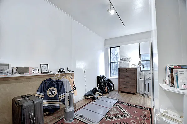 Rented by Urbane Brokerage | media 42