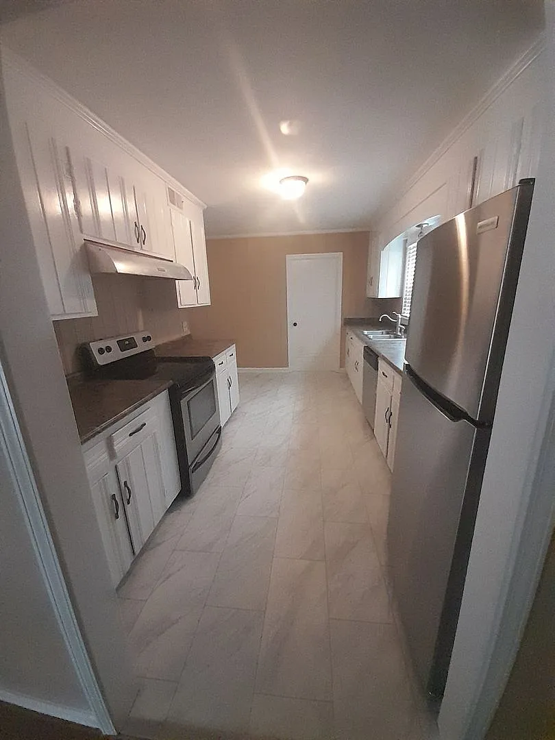 3-bedroom 2 bath home in Parkwood subdivision $1750.00 — Photo 3