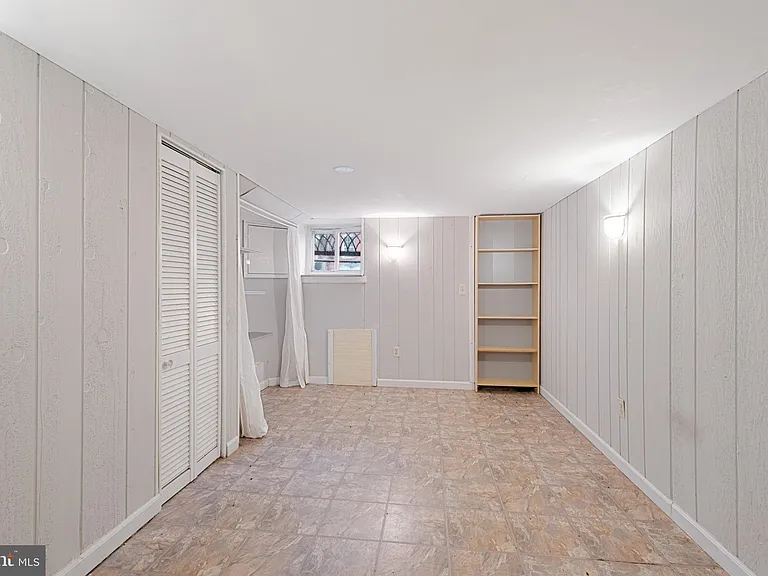 130 E Randall St — Photo 35