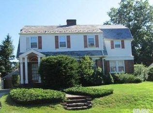13 Nirvana Ave, Great Neck, NY 11023