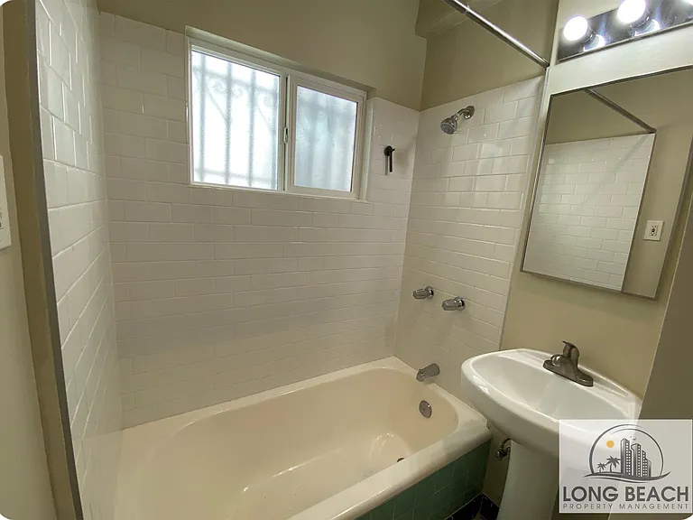1119 E 4th St #B — Photo 3
