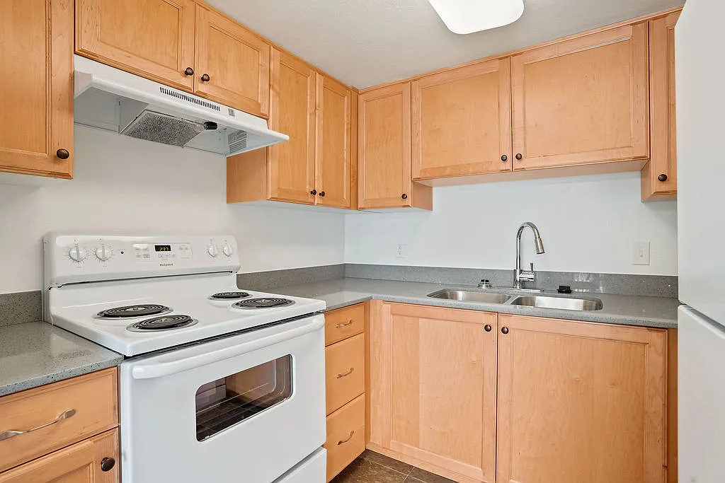 Regency Apartments — Photo 4