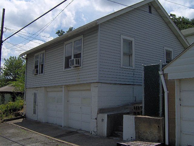 2nd image of 3222 Elm St