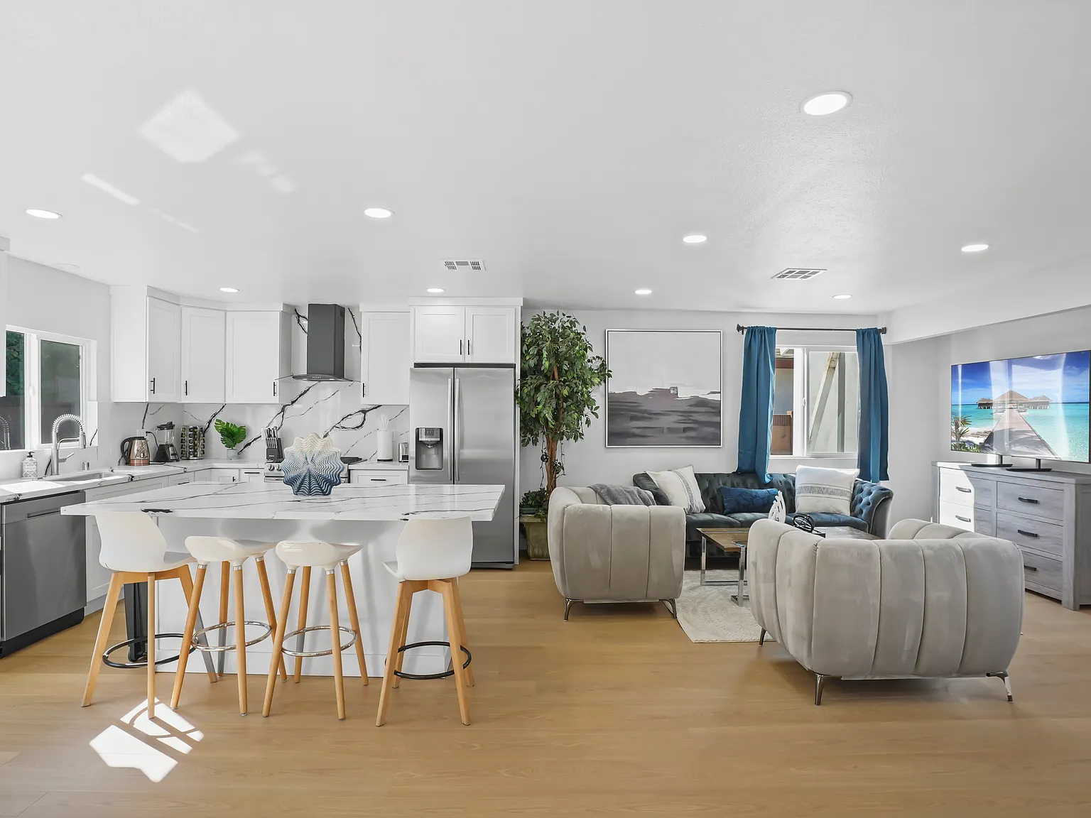 3 bed, 1256 sqft, $8,250 — Photo 3