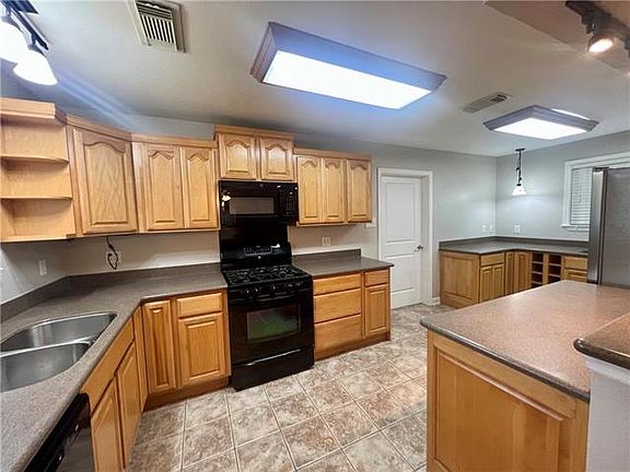 3rd image of 484 Cumberland Dr