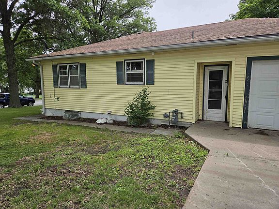 3rd image of 995 Edward St