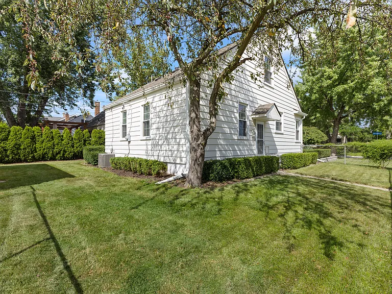2615 Kenmore Rd — Photo 18