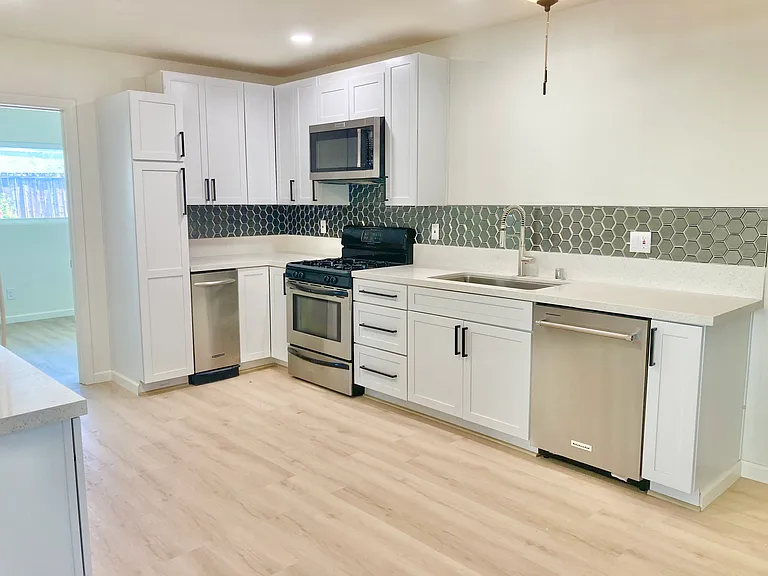 270 N Sunrise Way — Photo 4