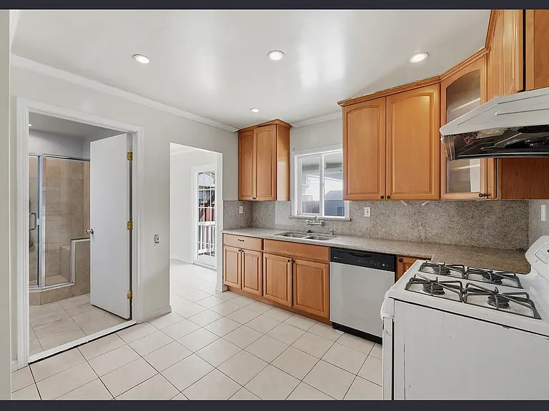 1686 Grand Ave — Photo 2