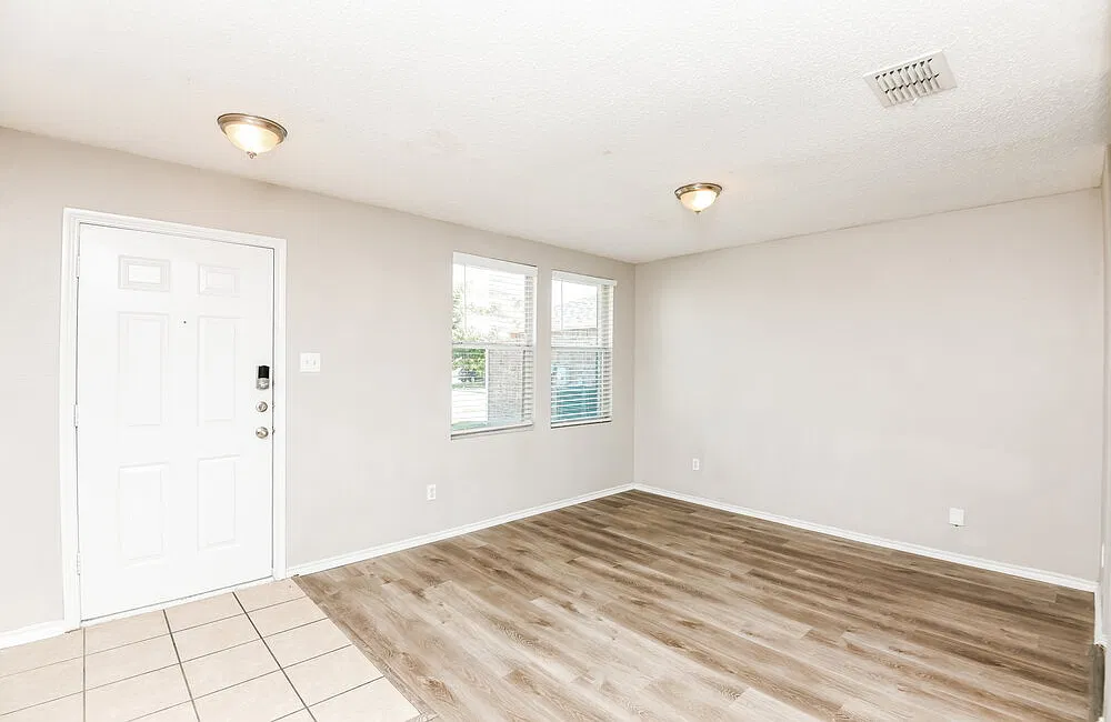 4 bed, 2.0 bath, 1979 sqft, $2,820 — Photo 3