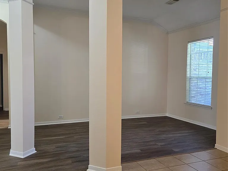 2706 Courtyard Ln — Photo 3