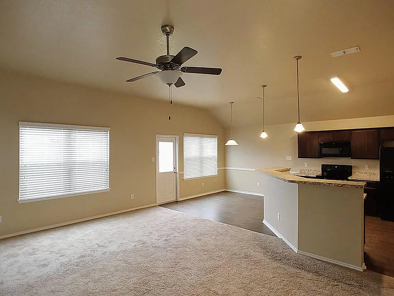 1105 Wethersfield Ln — Photo 3