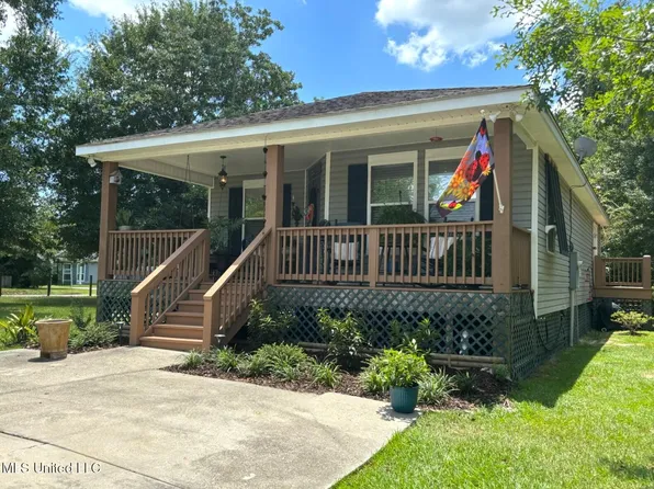 816 Gladstone St, Waveland, MS 39576