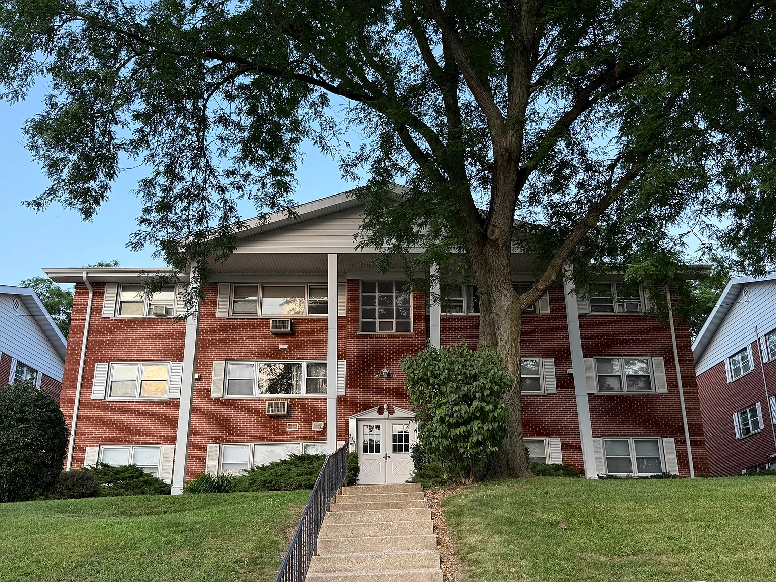 2 bed, 850 sqft, $1,400 — Photo 1