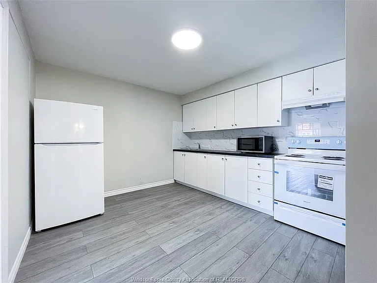 2136 Wyandotte St W #21 — Photo 2
