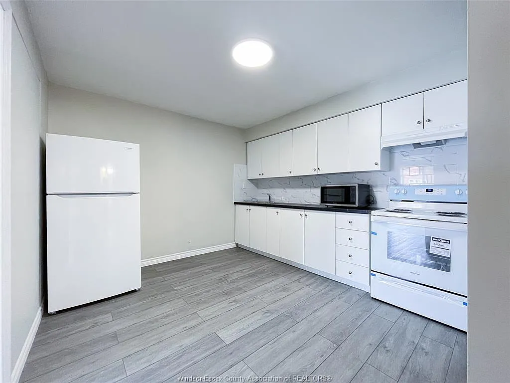 Building Photo - 2136 Wyandotte St W #21