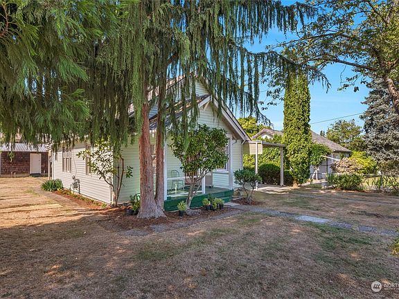 Large corner lot with beautiful shade trees>