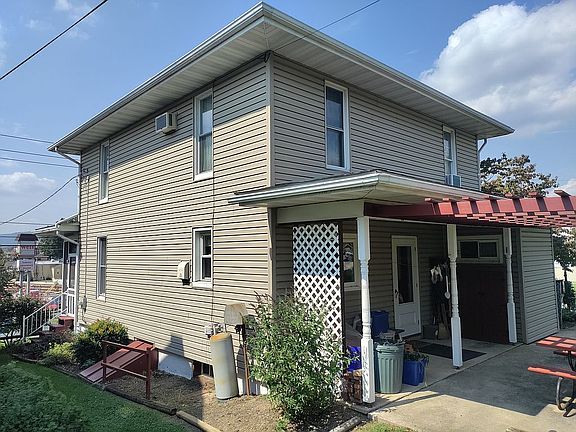 Rear Right w/basement entry 