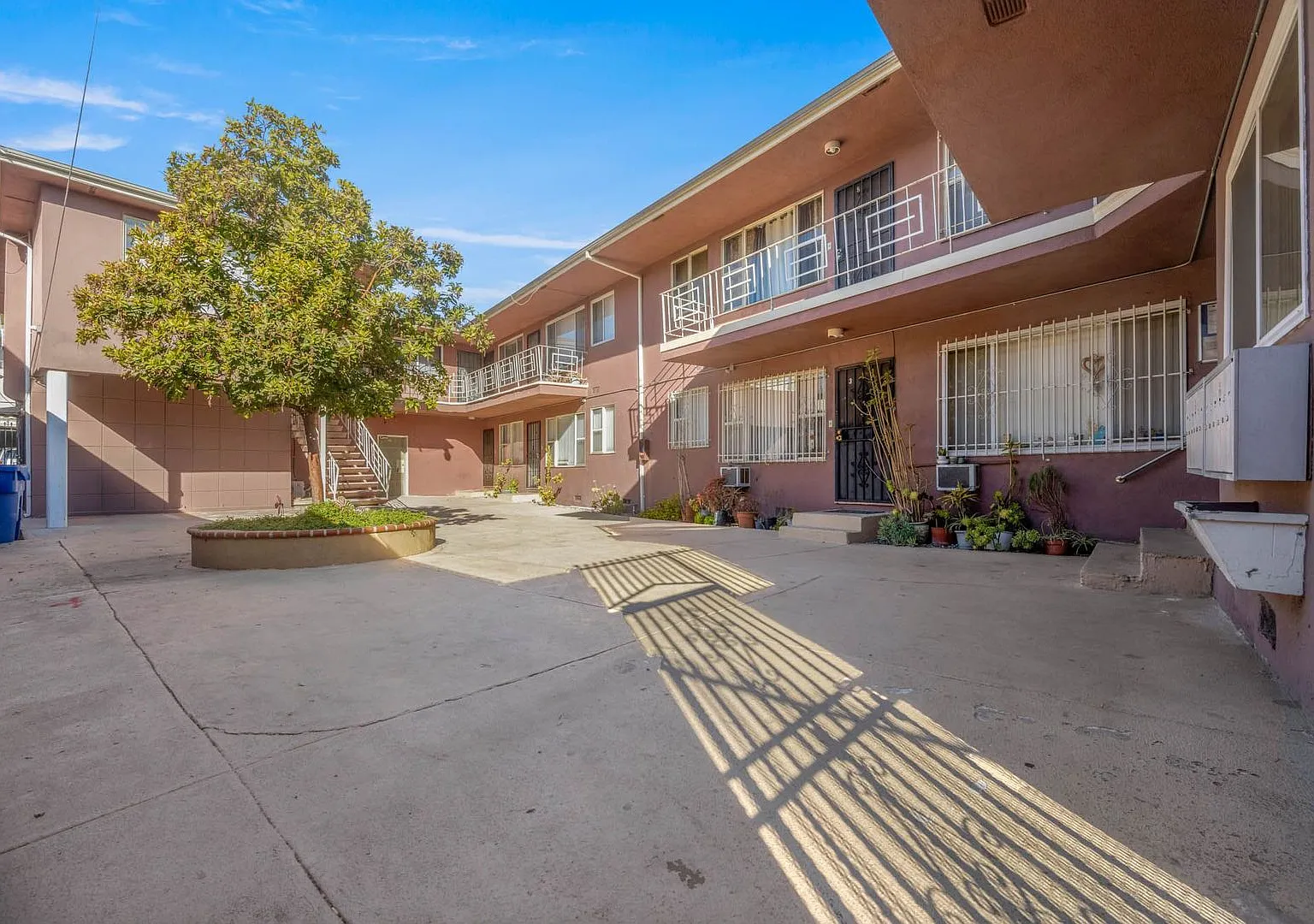 3907 Roxanne Ave — Photo 4