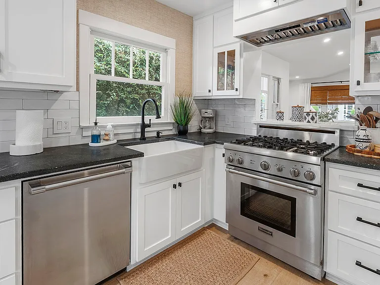 204 S Broadway — Photo 18