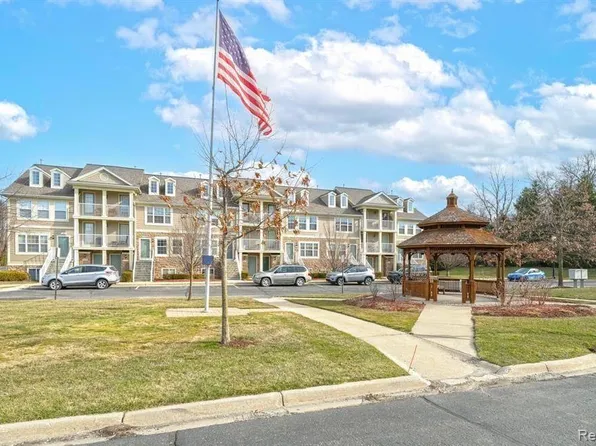 140 Park Green Dr, Lake Orion, MI 48362