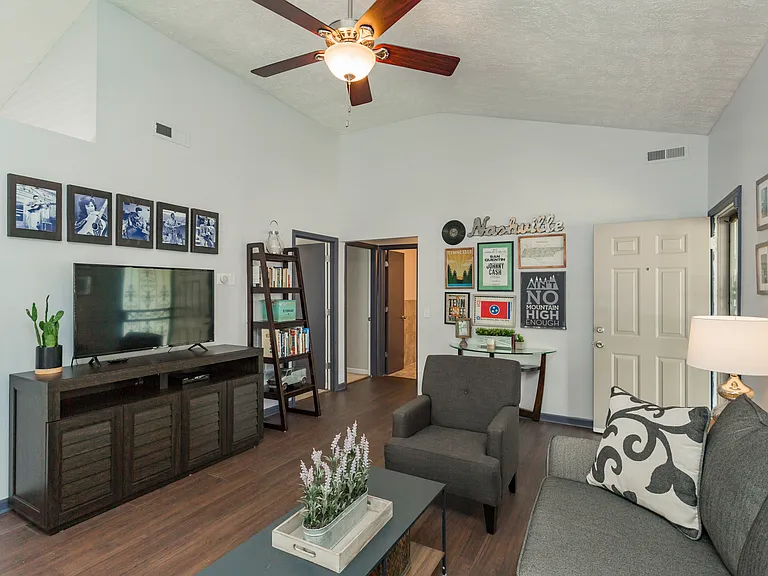 1005 Looby Cir — Photo 6