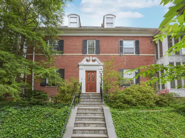 2725 38th St NW, Washington, DC 20007