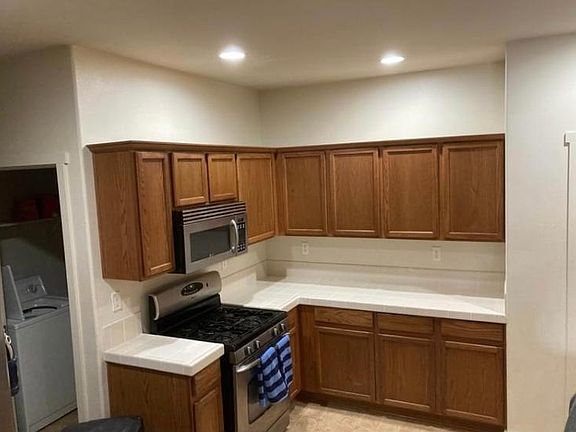 4th image of 670 Canary Cir