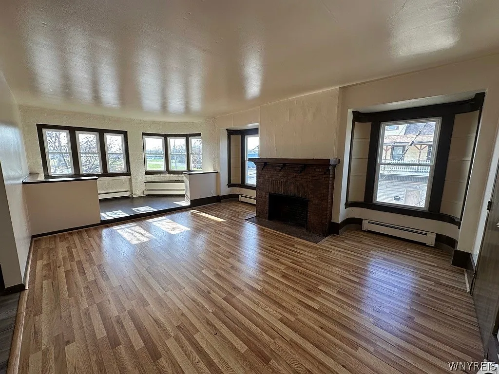 2 bed, 1.0 bath, 5772 sqft, $1,200 — Photo 2