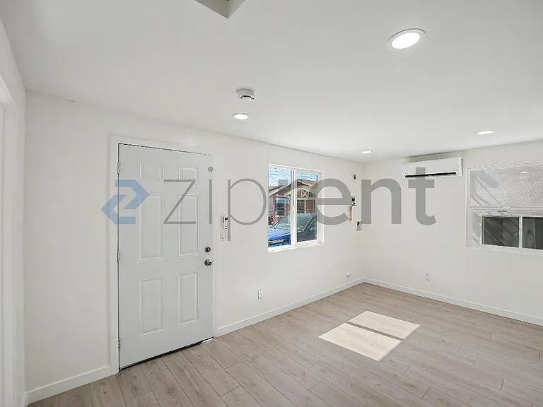 845 1/2 W 76th St — Photo 5