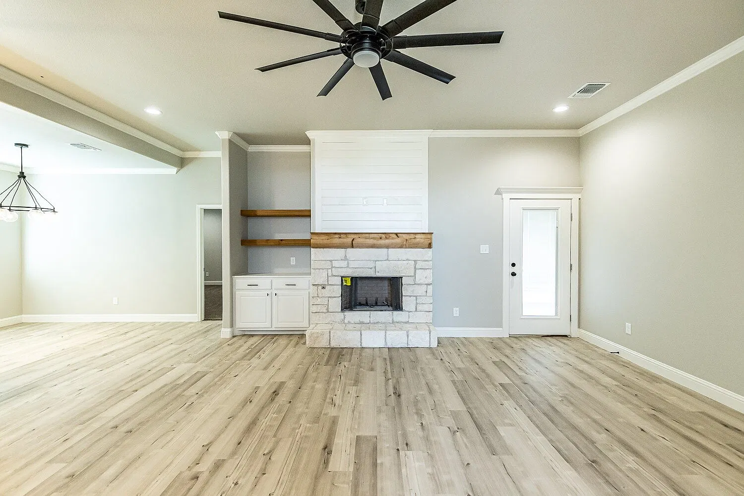 3 bed, 2.0 bath, 1694 sqft, $2,095 — Photo 3