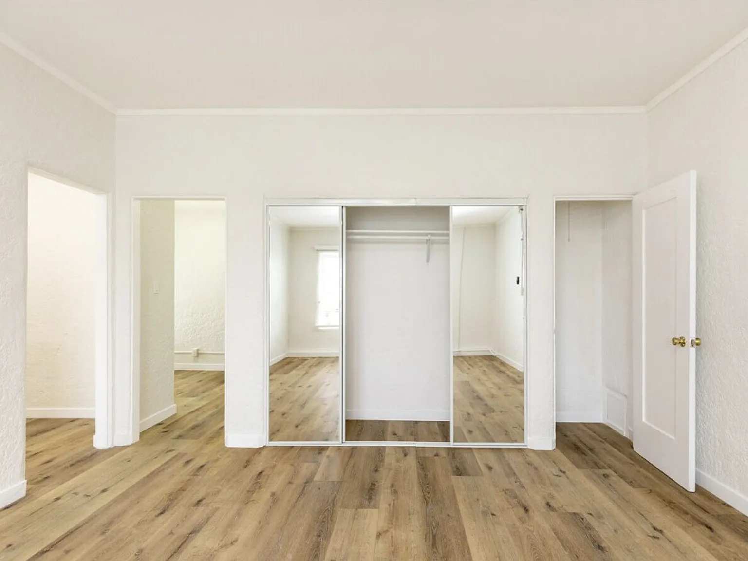 Manhattan III Apartments | Charming Bachelor, Studio & One-Bedroom Apartments in Koreatown — Photo 2